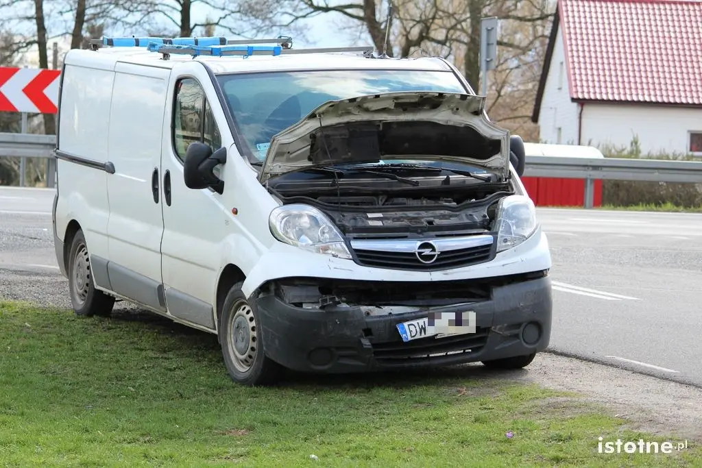 Bus najechał na tył Renault – trzy osoby ranne