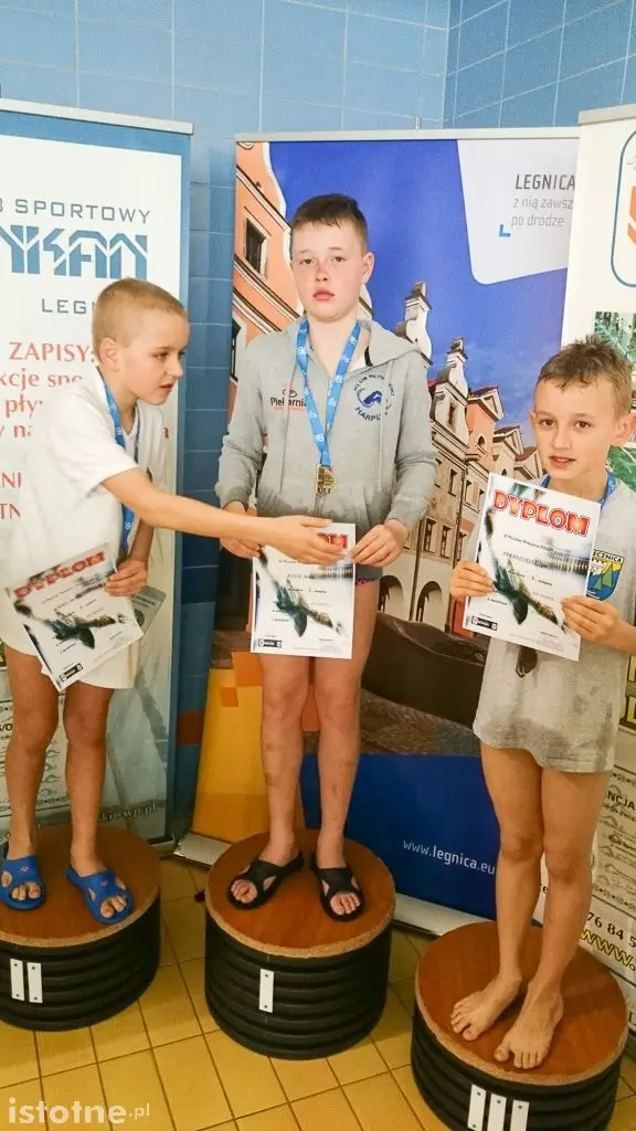 Grad medali pływaków Harpuna na zawodach w Legnicy