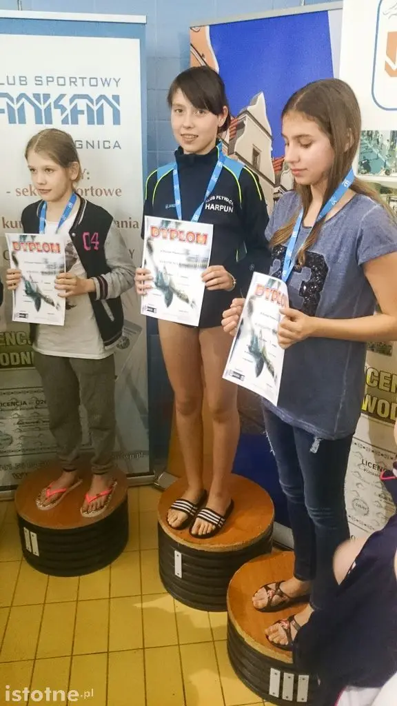 Grad medali pływaków Harpuna na zawodach w Legnicy