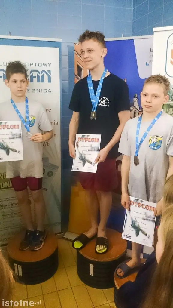 Grad medali pływaków Harpuna na zawodach w Legnicy