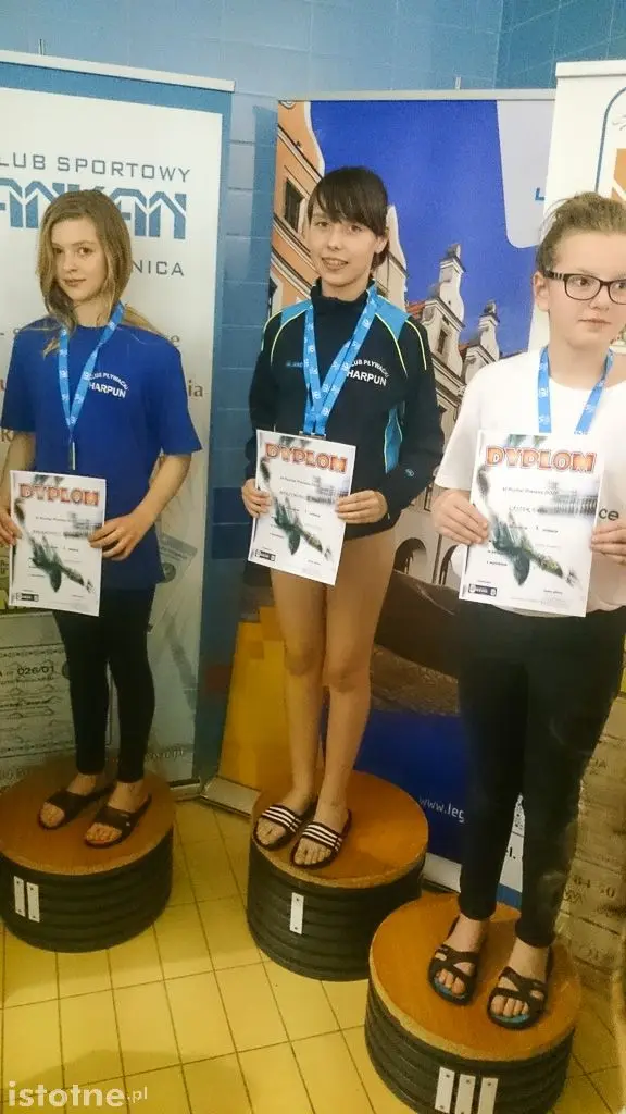 Grad medali pływaków Harpuna na zawodach w Legnicy