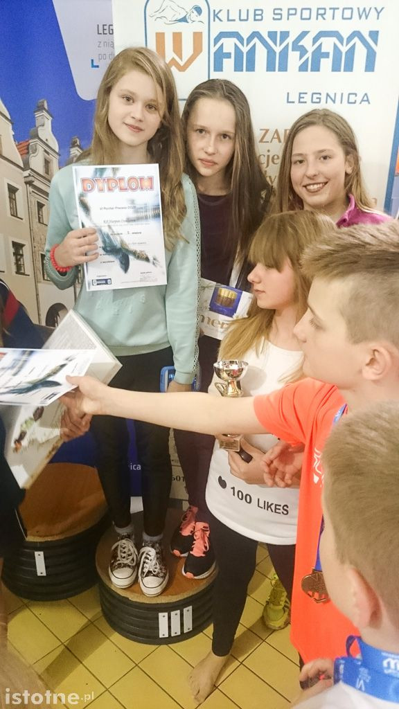 Grad medali pływaków Harpuna na zawodach w Legnicy