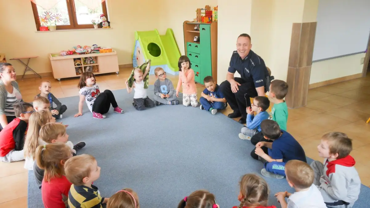 Dzielnicowy z Komisarzem Lwem u przedszkolaków w Tomaszowie