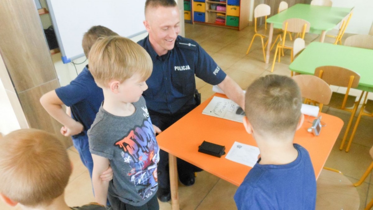 Dzielnicowy z Komisarzem Lwem u przedszkolaków w Tomaszowie