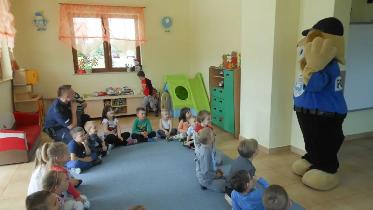Dzielnicowy z Komisarzem Lwem u przedszkolaków w Tomaszowie