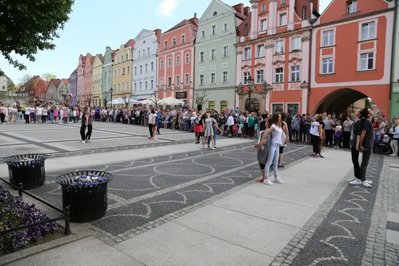 Taneczny happening w Rynku zespołów ćwiczacych w BOK-MCC