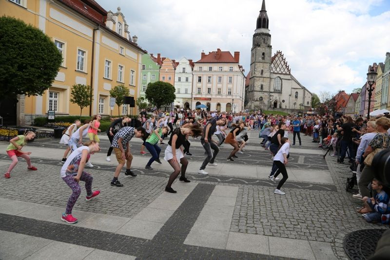 Taneczny happening w Rynku zespołów ćwiczacych w BOK-MCC