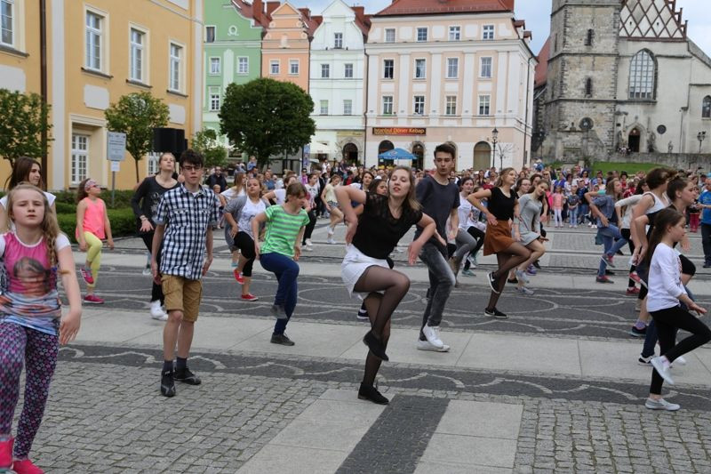 Taneczny happening w Rynku zespołów ćwiczacych w BOK-MCC