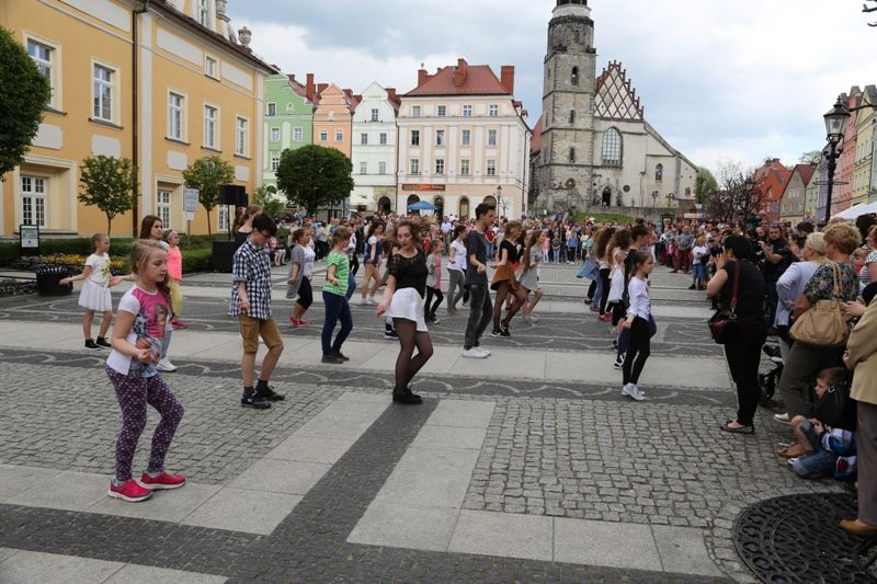 Taneczny happening w Rynku zespołów ćwiczacych w BOK-MCC