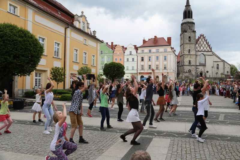 Taneczny happening w Rynku zespołów ćwiczacych w BOK-MCC
