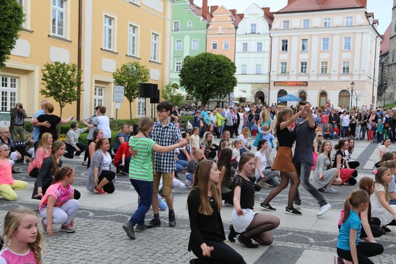 Taneczny happening w Rynku zespołów ćwiczacych w BOK-MCC