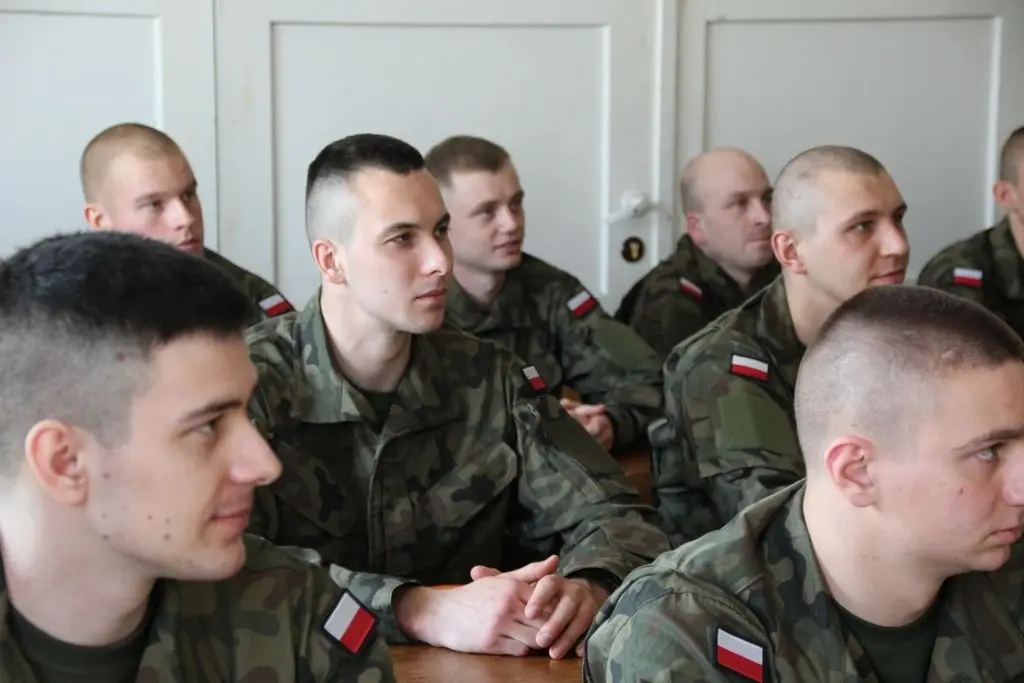 Każdy mężczyzna powinien pójść do wojska…