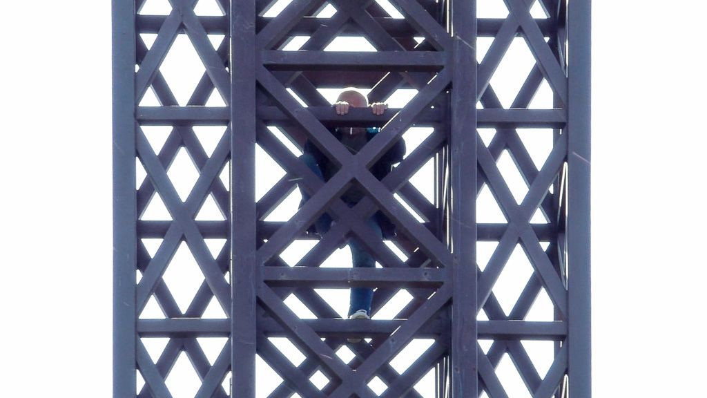 Mirosław K. świetnie chodzi po takich konstrukcjach i nie ma lęku wysokości, bo jest dekarzem