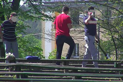 Ostentacyjnie piją alkohol w miejscach publicznych