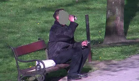 Ostentacyjnie piją alkohol w miejscach publicznych
