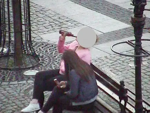 Ostentacyjnie piją alkohol w miejscach publicznych