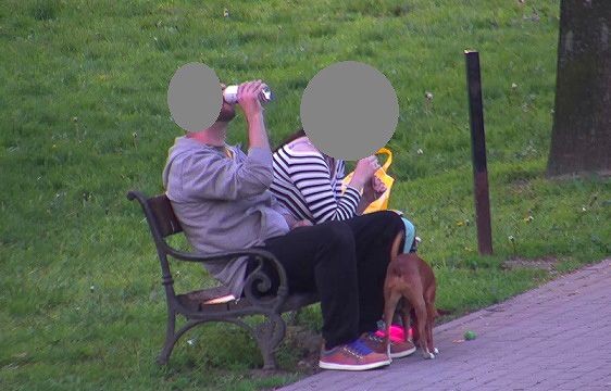 Ostentacyjnie piją alkohol w miejscach publicznych