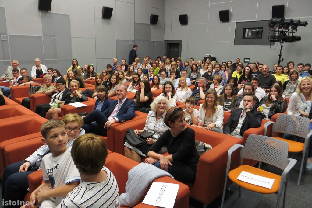 Uczestnicy wernisażu zdjęć Dawida Meiera