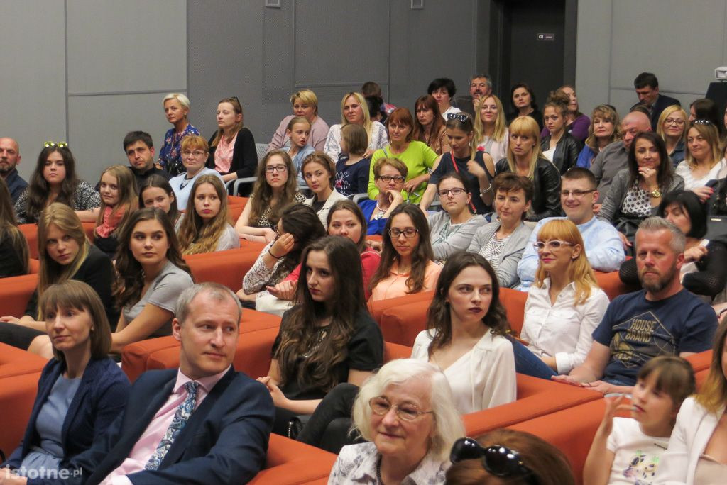 Uczestnicy wernisażu zdjęć Dawida Meiera