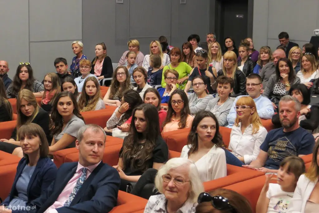 Uczestnicy wernisażu zdjęć Dawida Meiera