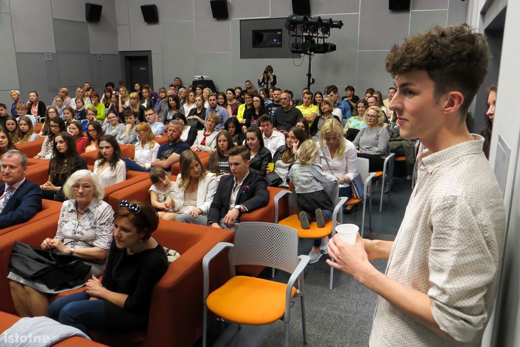 Uczestnicy wernisażu zdjęć Dawida Meiera