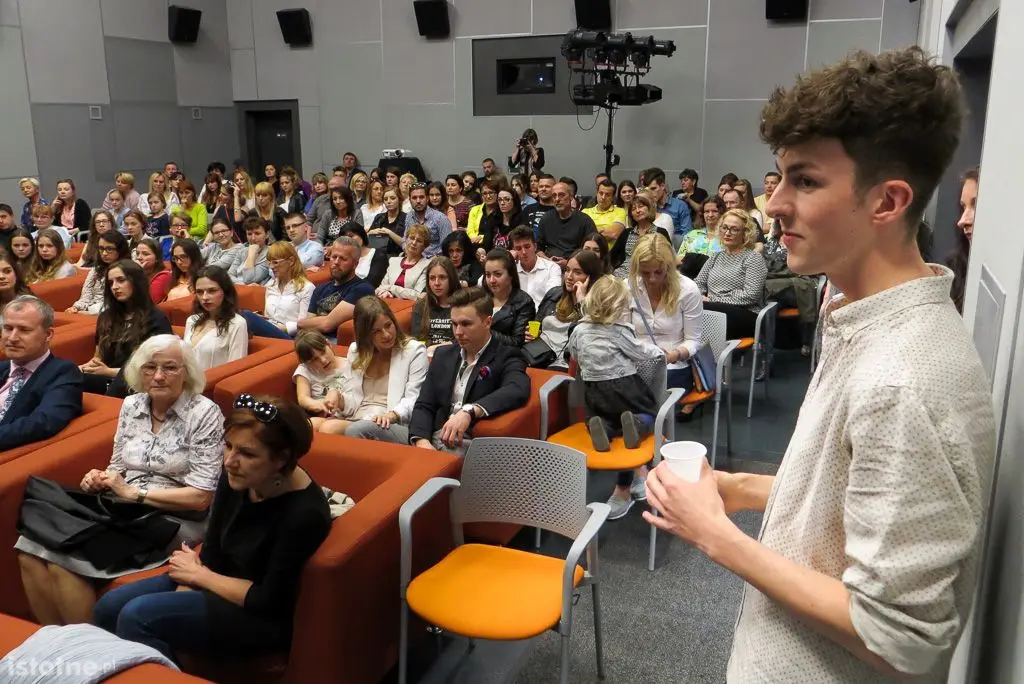 Uczestnicy wernisażu zdjęć Dawida Meiera