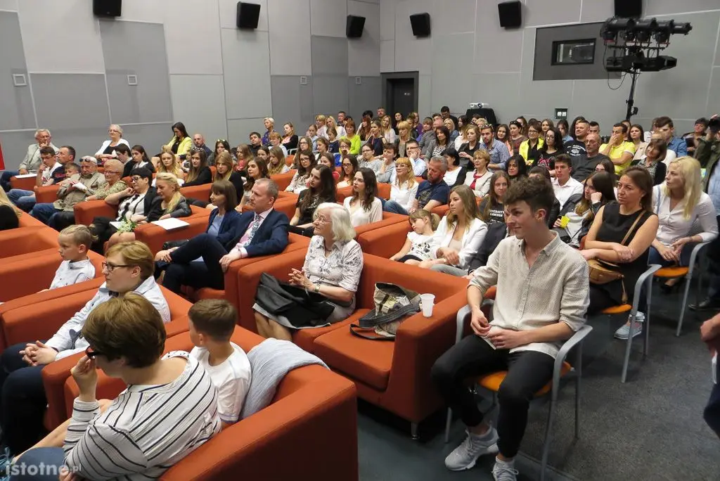 Uczestnicy wernisażu zdjęć Dawida Meiera