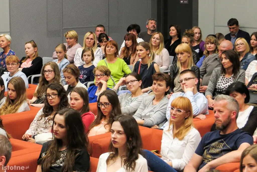 Uczestnicy wernisażu zdjęć Dawida Meiera