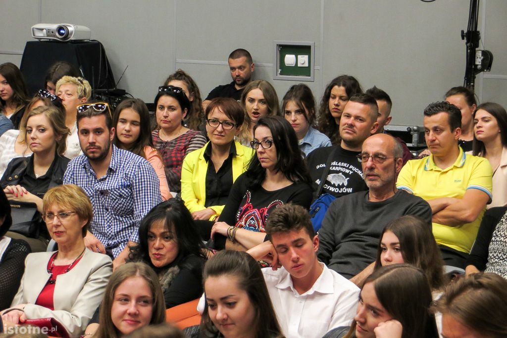 Uczestnicy wernisażu zdjęć Dawida Meiera