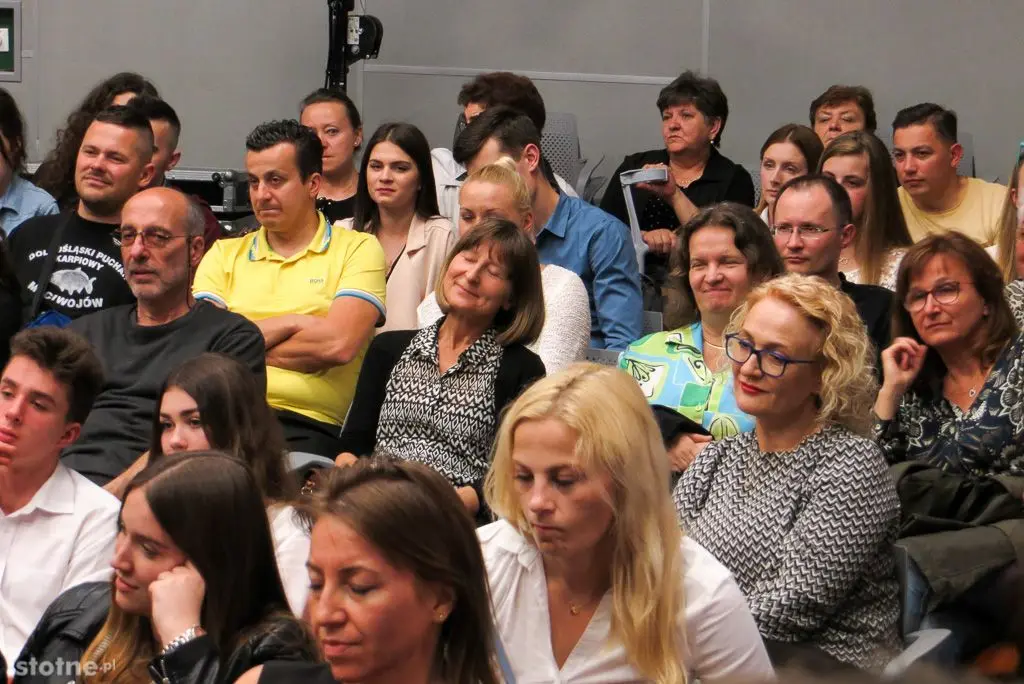 Uczestnicy wernisażu zdjęć Dawida Meiera