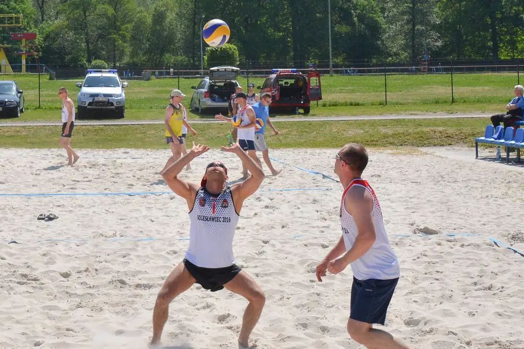 Ruszyły mistrzostwa strażaków w siatkówce plażowej