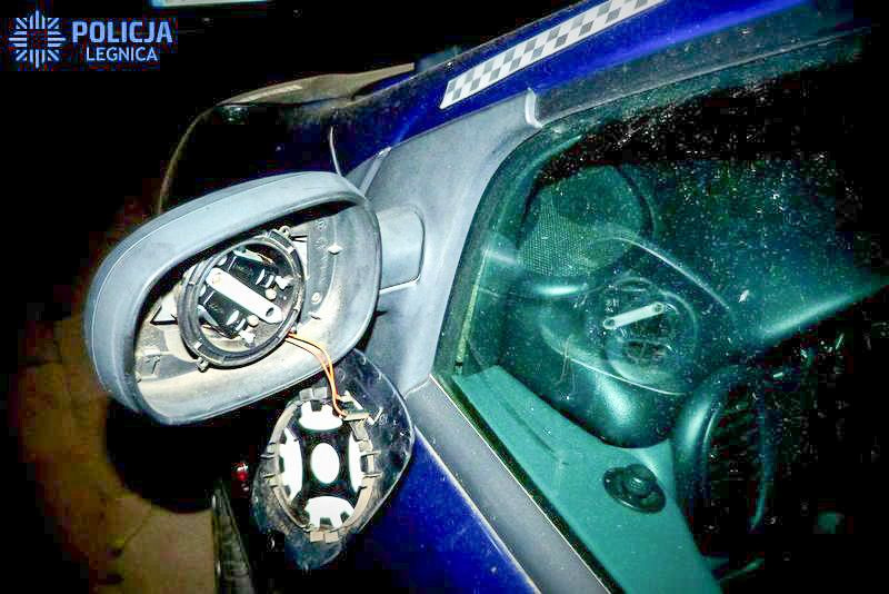 Pijany 16-latek niszczył zaparkowane auta