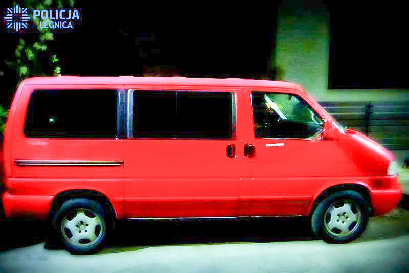 Pijany 16-latek niszczył zaparkowane auta