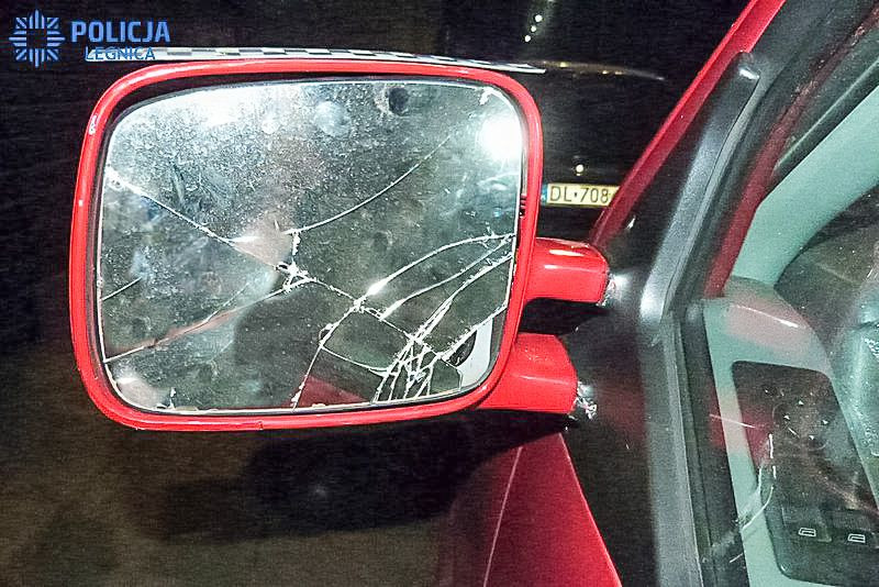 Pijany 16-latek niszczył zaparkowane auta