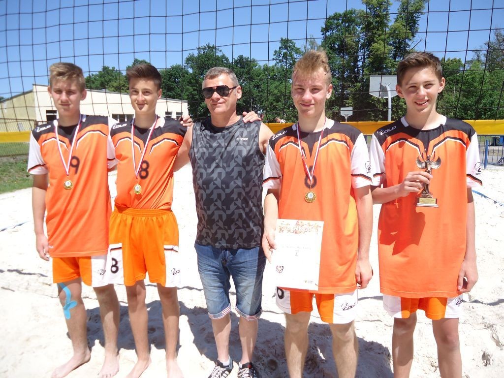 Siatkarze plażowi z „dwójki” trzeci w strefie