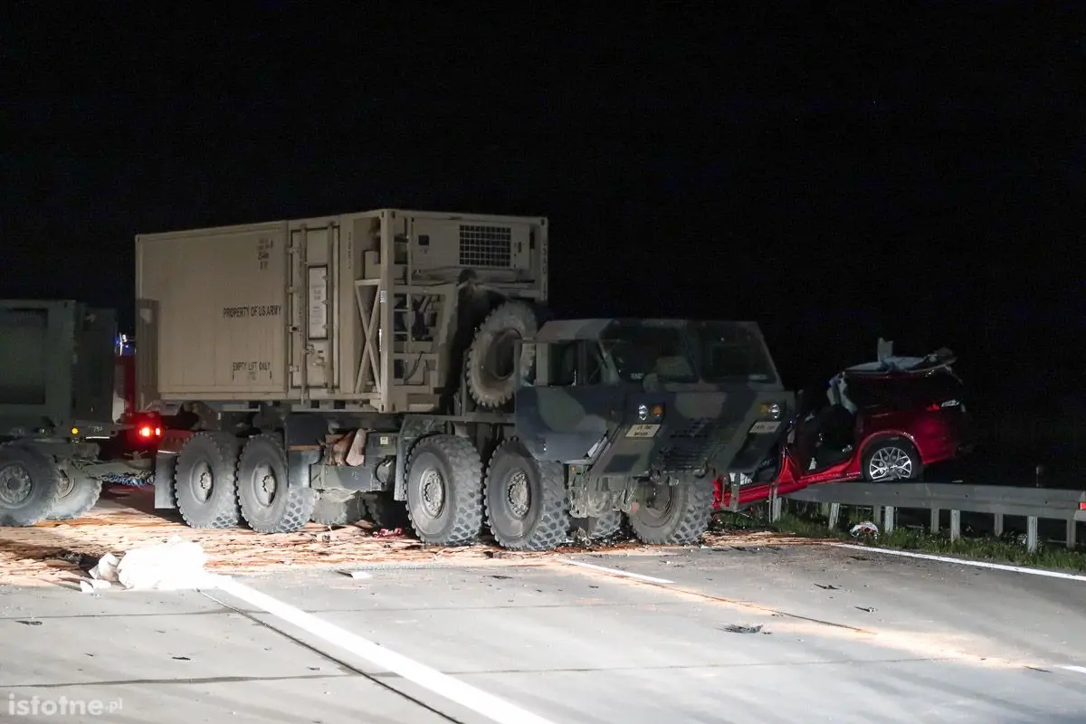 Wypadek na A18 - auto osobowe uderzyło w amerykański samochód ciężarowy