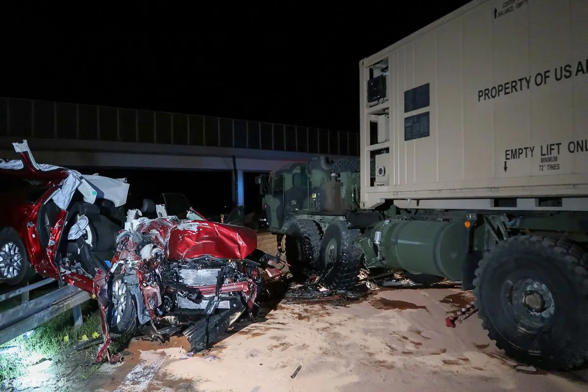 Wypadek na A18 - auto osobowe uderzyło w amerykański samochód ciężarowy