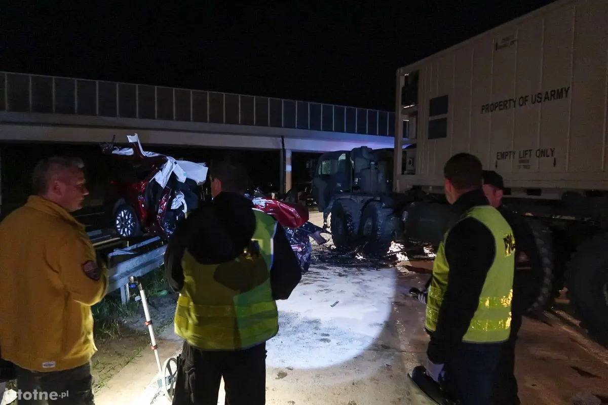 Wypadek na A18 - auto osobowe uderzyło w amerykański samochód ciężarowy