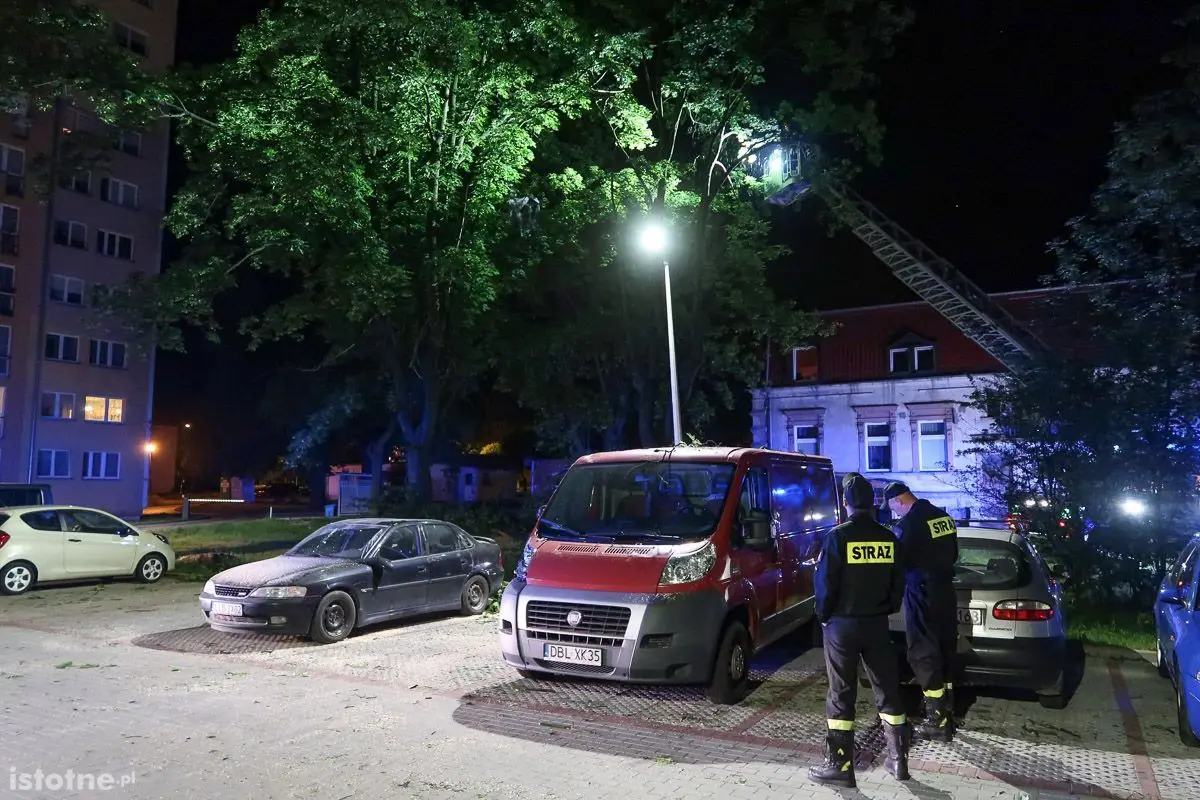 Strażacy w nocy obcinali pozostałe konary drzewa