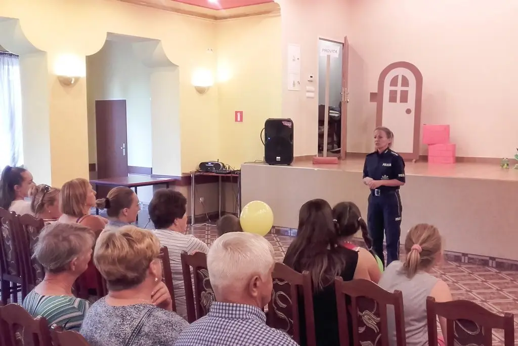 Wnuczkowie ostrzegali babcie i dziadów przed oszustami