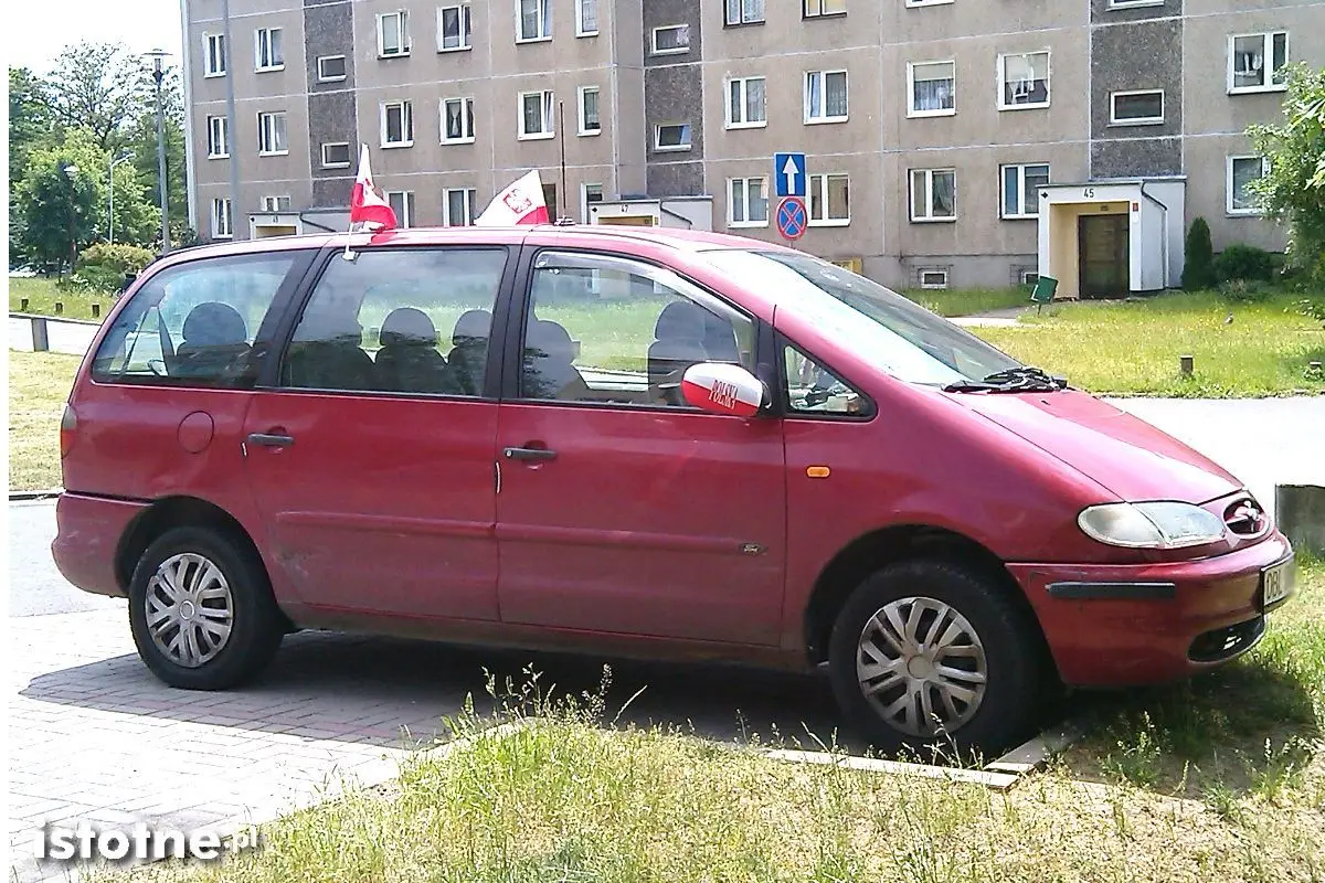 Samochód udekorowany barwami narodowymi