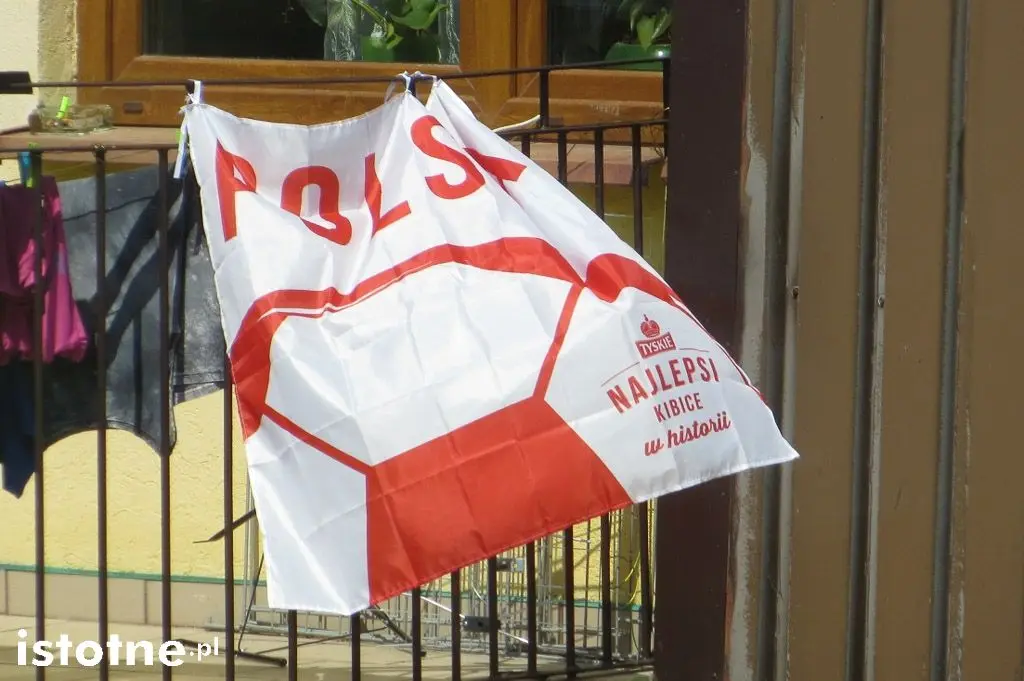 Flaga "Najlepsi kibice w historii" na balkonie