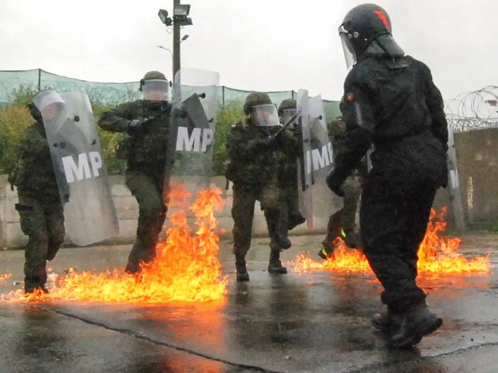 Fire Phobia: Wiedzą, jak reagować na agresję demonstrantów