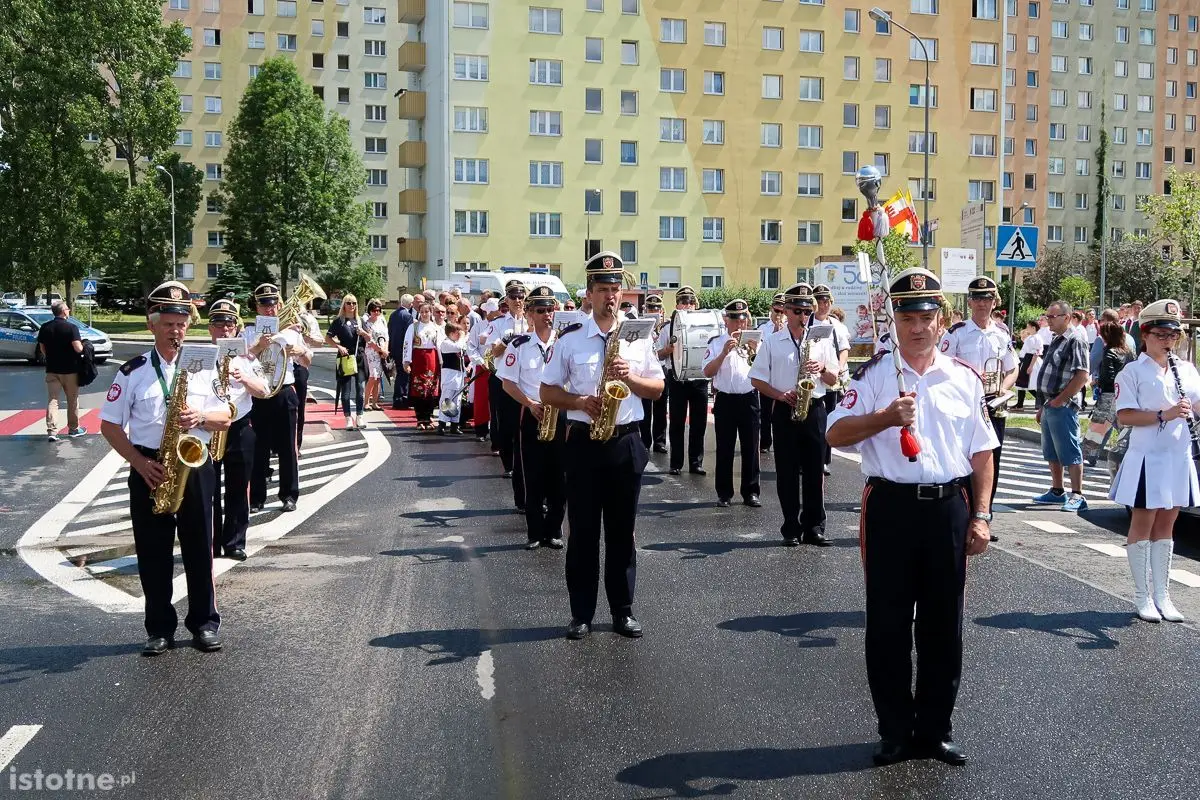 Parada i taniec na rozpoczęcie festiwalu bałkańskiego