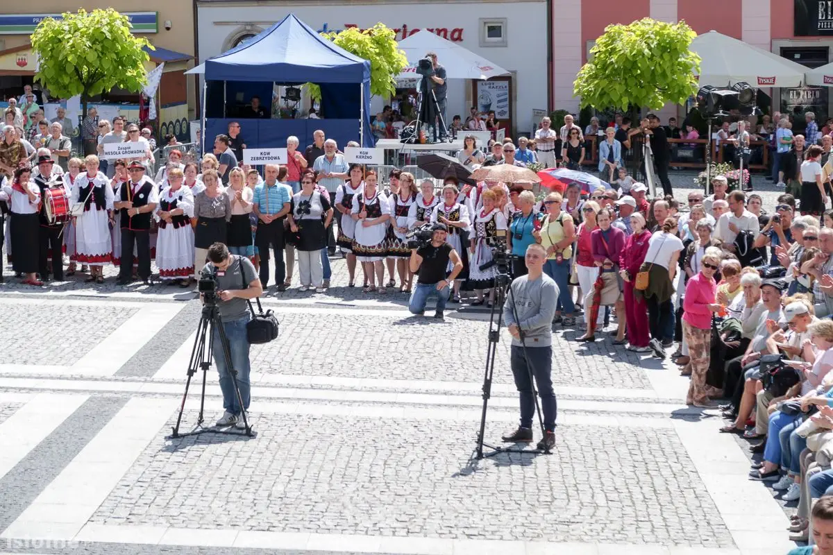 Parada i taniec na rozpoczęcie festiwalu bałkańskiego