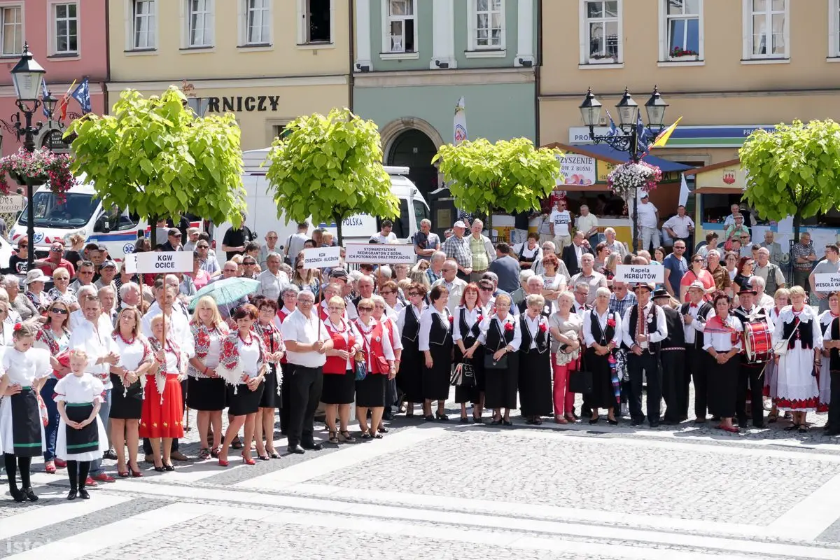 Parada i taniec na rozpoczęcie festiwalu bałkańskiego