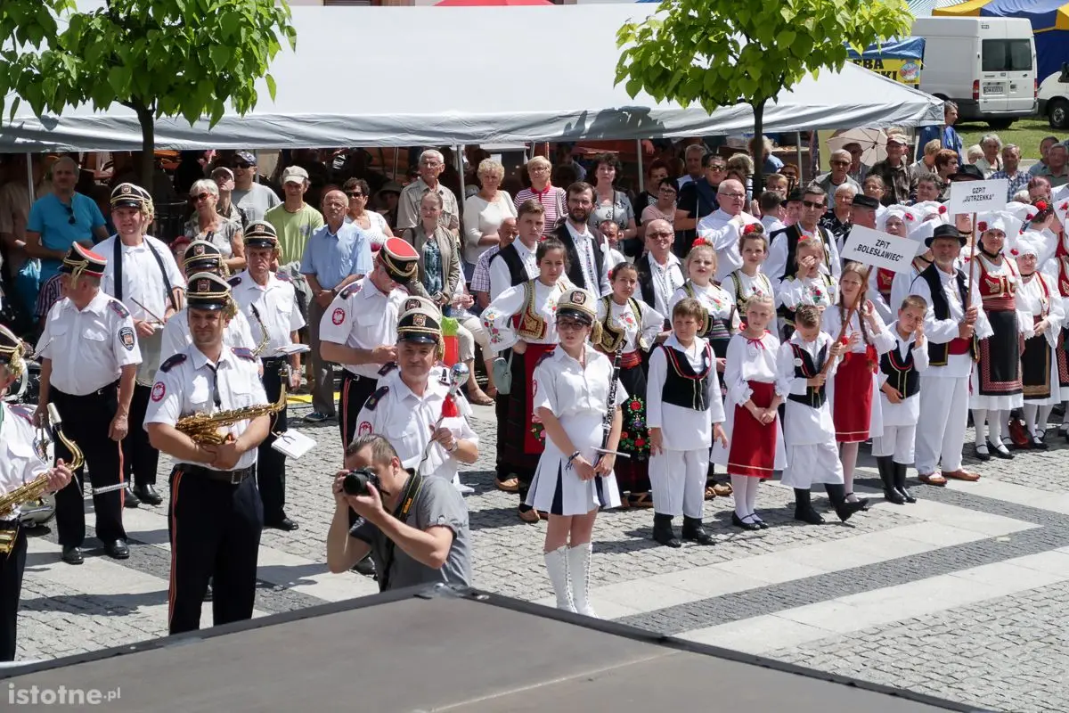 Parada i taniec na rozpoczęcie festiwalu bałkańskiego
