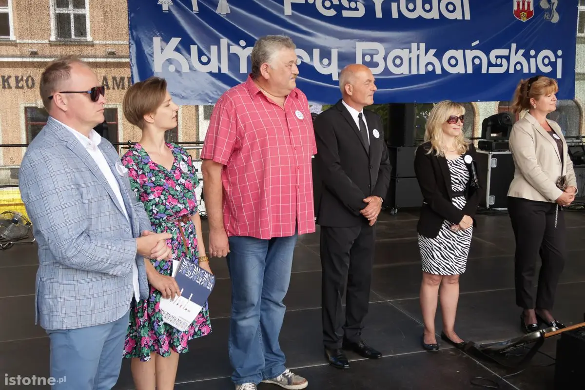 Parada i taniec na rozpoczęcie festiwalu bałkańskiego
