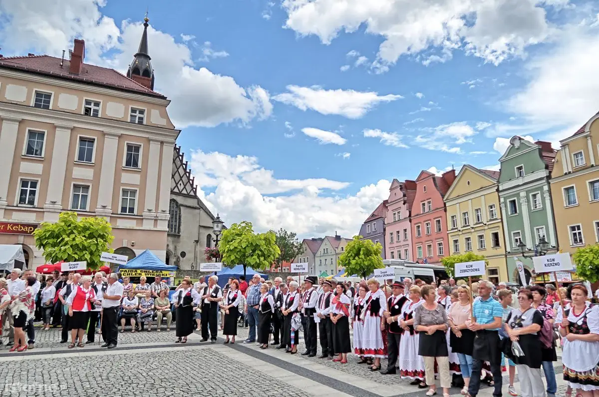 Parada i taniec na rozpoczęcie festiwalu bałkańskiego