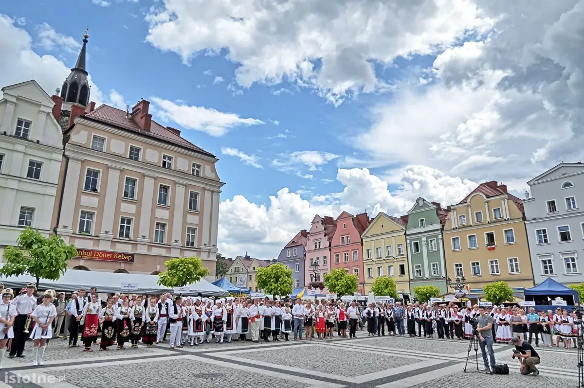 Parada i taniec na rozpoczęcie festiwalu bałkańskiego